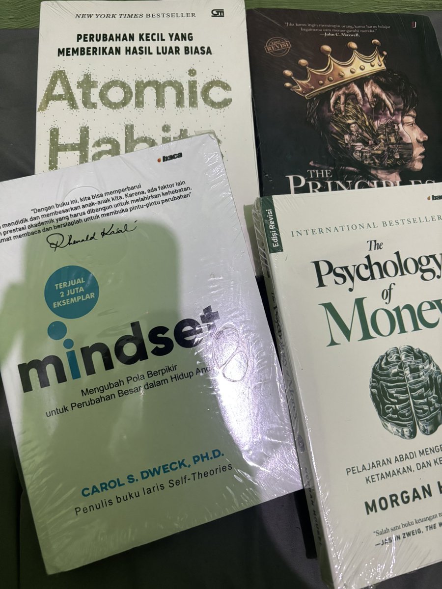 Ammprk's tweet photo. Lagi galau biar ga inget dia mulu makanya beli buku, ahelah kesambet apa ini ntar ujung ujungnya dibaca halaman pertama doang nih pasti wkwk😝 https://t.co/oFIrEUDNjy