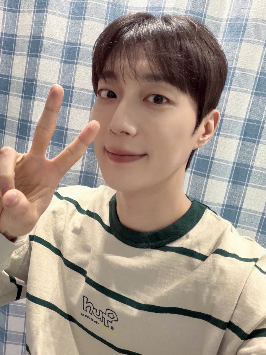 Highlight_AUent's tweet photo. 🗓 놓칠 수 없는 오늘의 하이라이트(Highlight)

✅ 18:00 [두준] 윤두준(YOON DUJUN) 유튜브 라이브 방송 (https://t.co/qXaxD35Nfy)

지난 시간 못다한 트레버의 이야기가 진행중입니다💙
많은 응원 부탁드립니다💡🌹

#하이라이트 #HIGHLIGHT
#비스트 #BEAST
#윤두준 #YOONDUJUN https://t.co/Q8A7RVtIrY