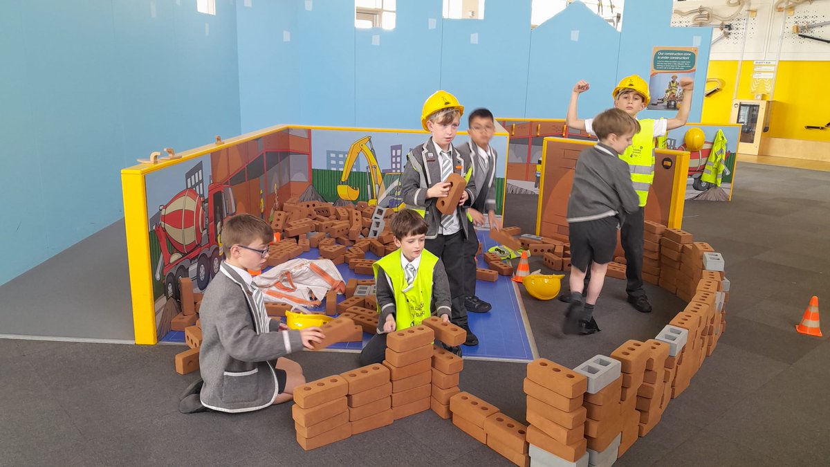 DurlstonMiddle's tweet photo. #durlstonyr4 had a fantastic trip to Winchester Science Museum, where they enjoyed the interactive exhibits, planetarium and a sound workshop linked to our #durlstonscience topic. #durlstontrips #durlstongrow https://t.co/8FJE1Ak9vH