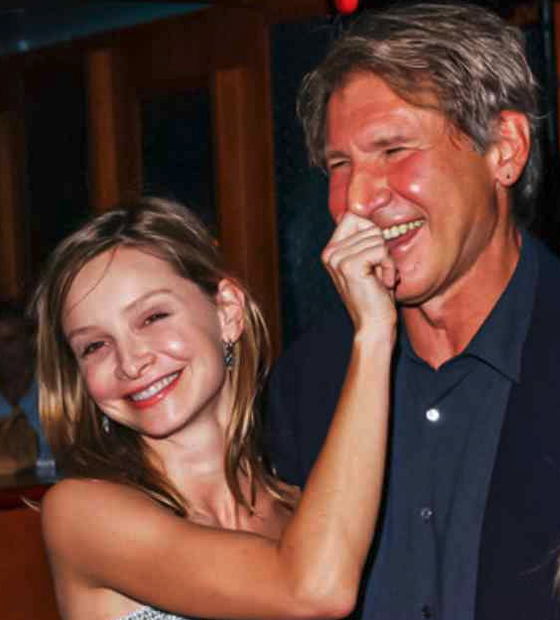 Dijo una vez Calista Flockhart sobre Harrison Ford: “Después de tantos años juntos seguimos riéndonos, seguimos cuidándonos. El amor no está en los grandes gestos, sino en esos pequeños momentos en los que uno mira al otro y sabe que está en casa.”

En la alfombra roja de los