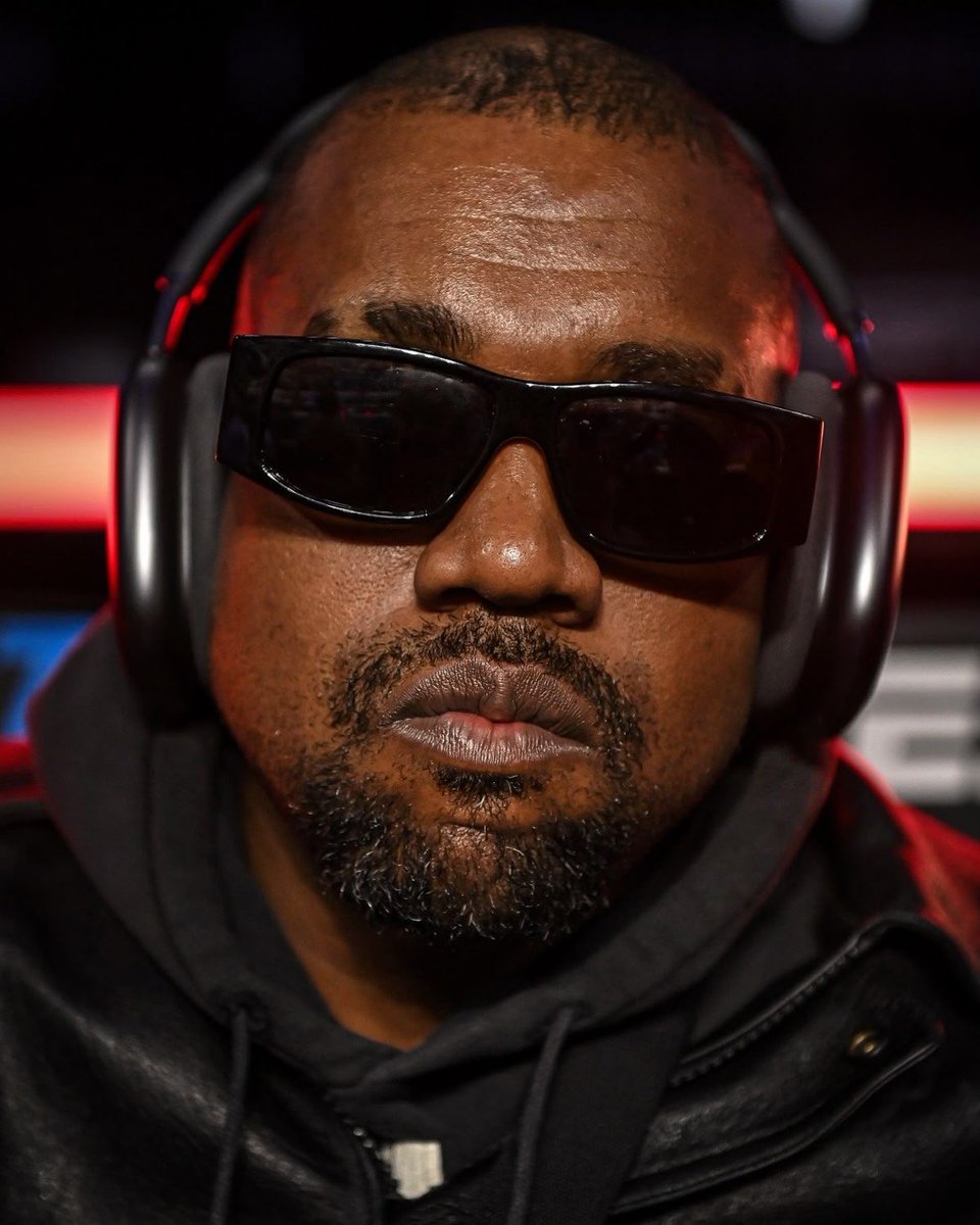ShadesFrance's tweet photo. 🚨 Kanye West annonce un concert au Stade Vélodrome le 11 juin prochain.

Le maire de Marseille s’y oppose fermement et refuse que l’artiste se produise dans la ville :

« Je refuse que Marseille soit une vitrine pour ceux qui promeuvent la haine et le nazisme décomplexé.
Kanye West n’est pas le bienvenu au Vélodrome. »