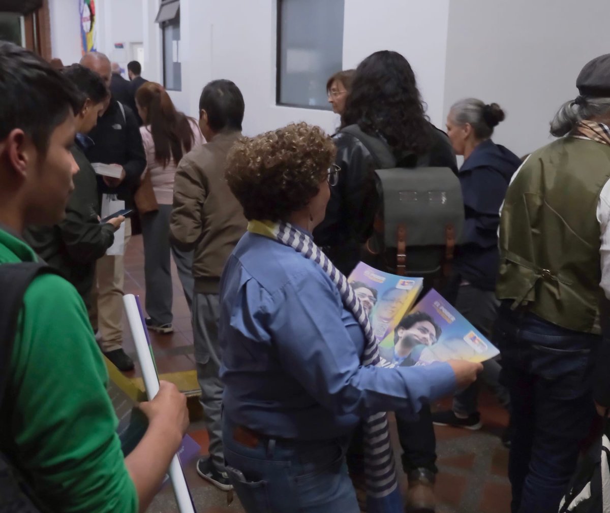 Rita Gómez, de la Dirección de Asuntos Religiosos del <a href="/MinInterior/">MinInterior Colombia</a> de <a href="/AABenedetti/">Armando Benedetti</a>, entregando publicidad de campaña de <a href="/IvanCepedaCast/">Iván Cepeda Castro</a>. Foto: <a href="/danypinedaq/">dany pineda</a>.