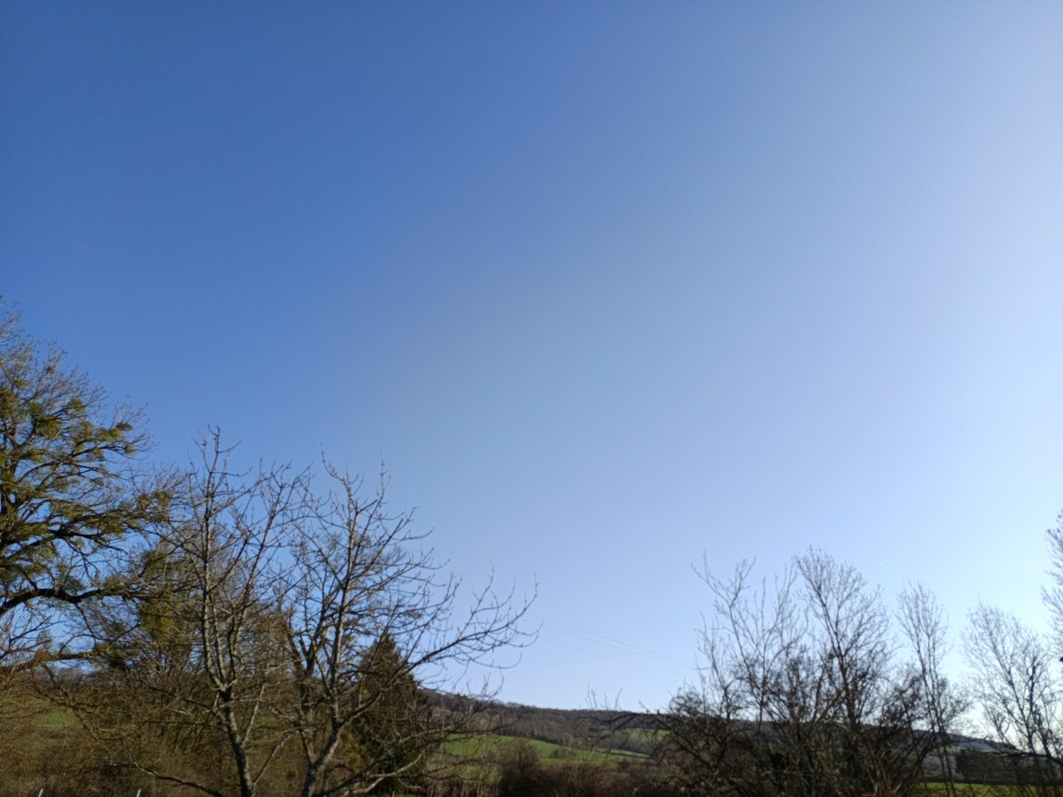 OrMeteo's tweet image. [ #DIRECT ] ☀️😎 C'est une véritable tempête de ciel bleu qui s'abat en Côte-d'Or ce mercredi avec 15 à 20°C à l'ombre !

🏜️ Le ciel n'est cependant pas parfaitement bleu en raison de l'arrivée des poussières de sable du Sahara qui vont nous accompagner jusqu'en fin de semaine !