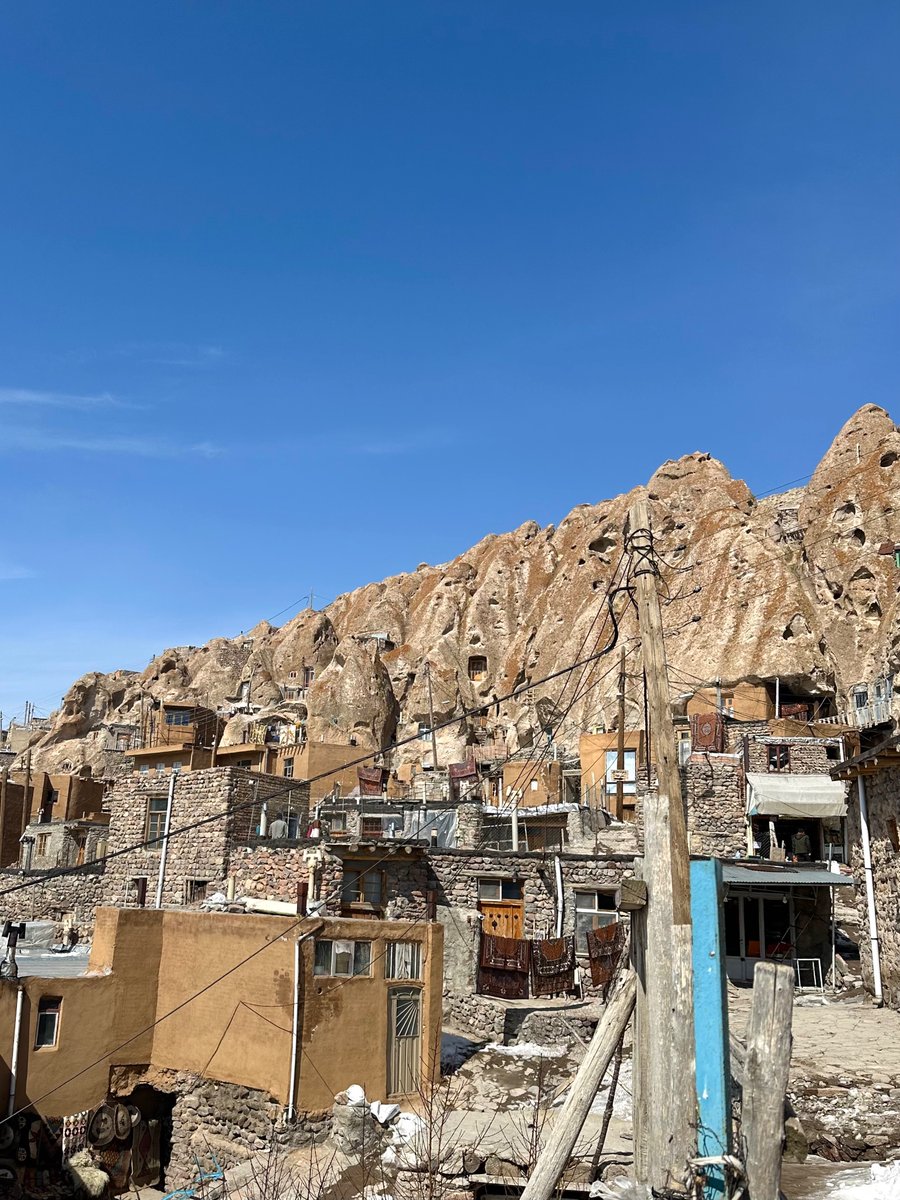 1cicawa's tweet photo. あれ 鍵いいねRTされてる では折角なら これはイラン北西部 キャンドヴァーンという山麓の村で、奇岩をくり抜いた住居で人々が生活を営んでいます

あまりにいい所だったので いつもはあらゆるセールスを断る私もここでは押し売りに折れ、ドライフルーツ1kgを向こうの言い値で買ってあげました https://t.co/7cpf5tdIV1