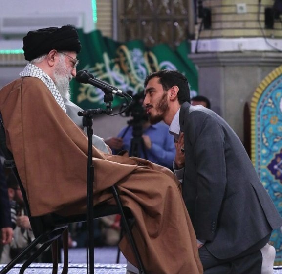 ali_zdy110's tweet photo. "iran Nohey khwan Mehdi Rasoli says Aqa rehbar Jaan ap thak gye honge, ap jaiye aaram karein is inqilab aur is parcham ki bilkul bhi fikr na karein, ap ki maa (sa) ki qasam apke chacha (a) ki qasam is parcham - e- haq par aanch nahi aane denge khuda gawah hai 😥 https://t.co/AyRJyjhjMh