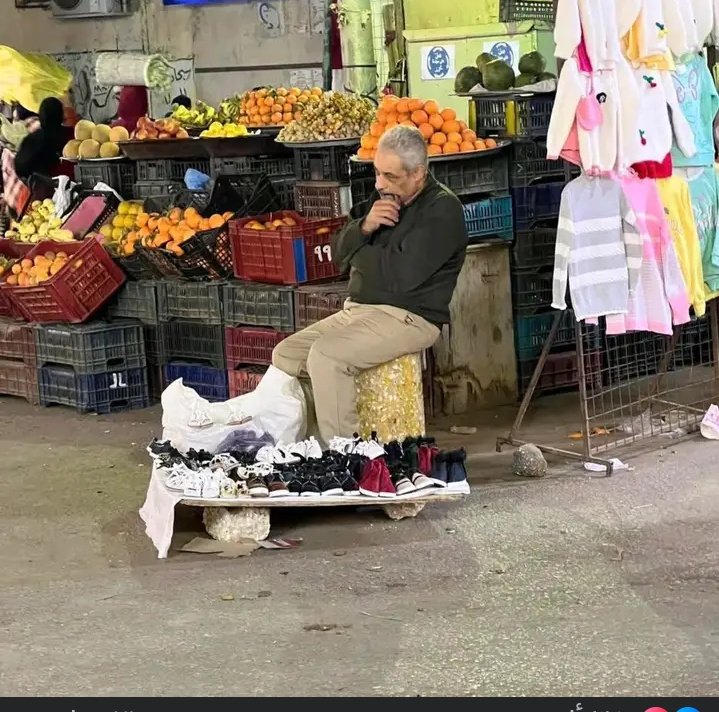 _iilvel10's tweet photo. عمو الي قاعد ده محدش بيرحلو خالص عاوزين نشیر التغريدة دي ونخليه ترند زي باقي التراندات لعلك تكون سبب في رزقه😢💔 https://t.co/SBgmKOXqOa