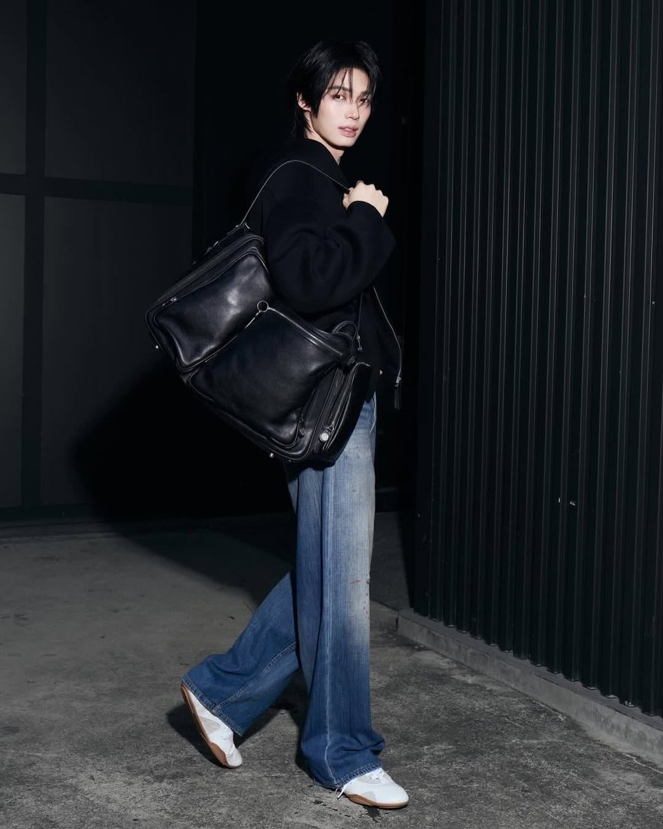 WinmetawinO's tweet photo. ✈️🇫🇷✨

Ig digitalfashionweek update 
📍 https://t.co/bHkmXZaCCP

Talk to him in French. 🇫🇷

Win Metawin is officially in his Paris Fashion Week era, arriving with understated confidence in Acne Studios. A sharp black jacket layered over a crisp white tee, relaxed denim, and a structured leather bag strike the perfect balance between effortless and intentional.

Minimal, modern, and quietly commanding, if this is the preview, we're more than ready for the main show. Major fashion moments loading... oui or oui?✨

WIN JOURNEYS TO PFW26

#AcneStudiosxWinMetawin
#AcneStudiosFW26
#AcneStudios #PFW2026
#winmetawin @winmetawin