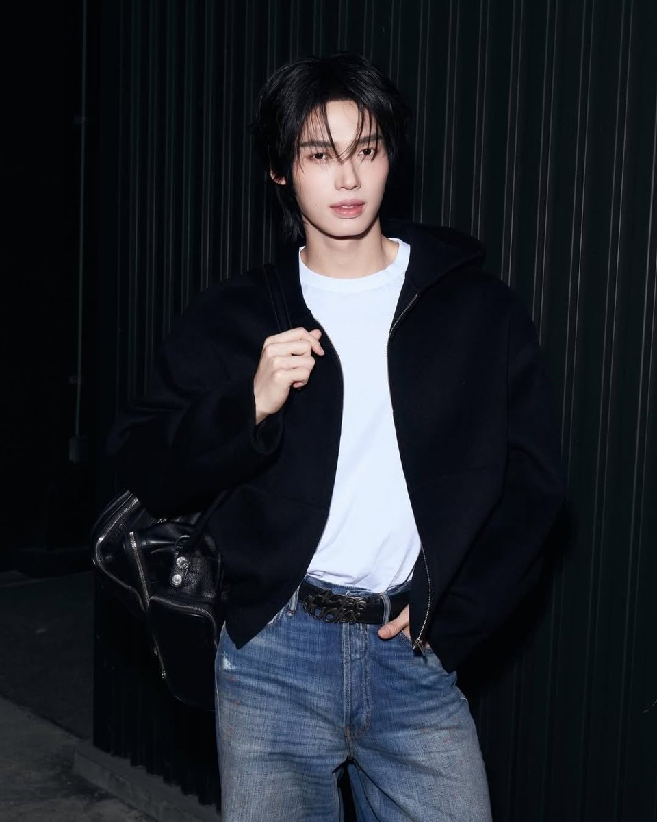 WinmetawinO's tweet photo. ✈️🇫🇷✨

Ig digitalfashionweek update 
📍 https://t.co/bHkmXZaCCP

Talk to him in French. 🇫🇷

Win Metawin is officially in his Paris Fashion Week era, arriving with understated confidence in Acne Studios. A sharp black jacket layered over a crisp white tee, relaxed denim, and a structured leather bag strike the perfect balance between effortless and intentional.

Minimal, modern, and quietly commanding, if this is the preview, we're more than ready for the main show. Major fashion moments loading... oui or oui?✨

WIN JOURNEYS TO PFW26

#AcneStudiosxWinMetawin
#AcneStudiosFW26
#AcneStudios #PFW2026
#winmetawin @winmetawin