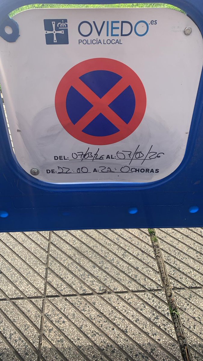 ¿Canteli boys no gestionan rápido?

-2/3/26 desalojan 🚘 c/ Río Cares completa. 
El vecindario se molesta 🅿️reservados

-3/3/26 solución
Las señales lo soportan todo
                           🚫
        EXCEPTO AUTORIZADOS 
EN EVENTOS PALACIO DEPORTES
      AUTORIZADO RESTO DÍAS