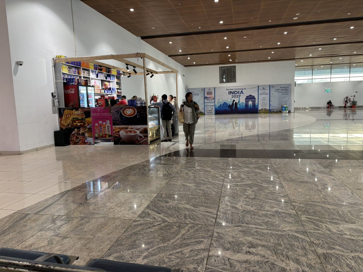 Shonna_1990's tweet photo. @aaidoonairport The wrost Experience having at Dehradun airport. Food court k name ke kewal ye ek shop only. Aur na koi sitting arrangements…. Ek lauti dukan khane ki 😂 https://t.co/ri792W7hWC
