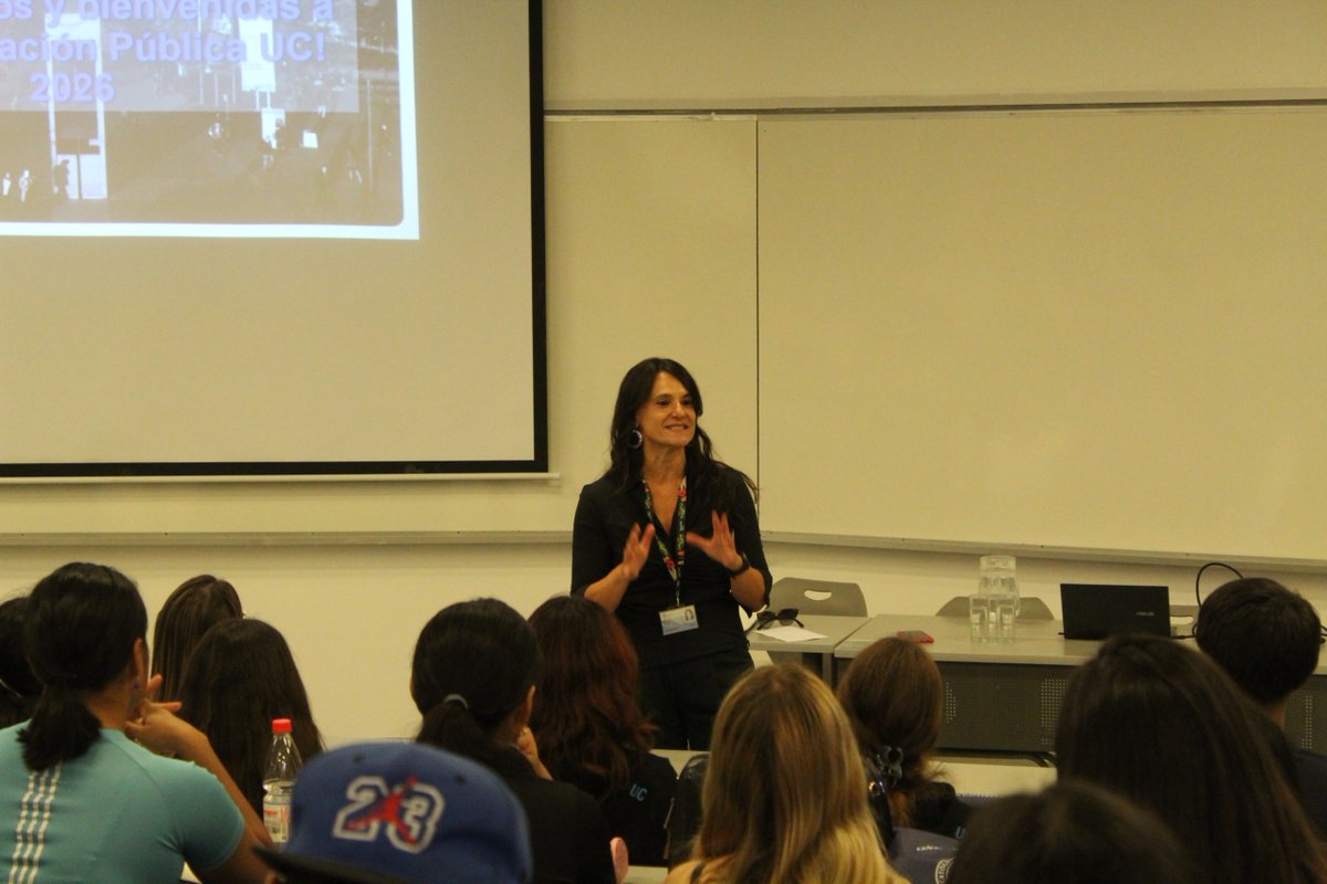 Escuela de Gobierno UC tweet media