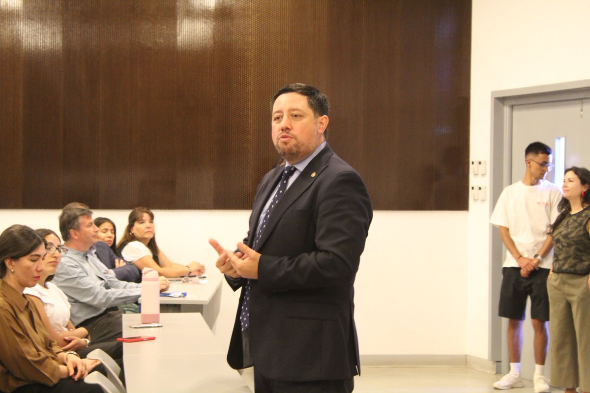 Escuela de Gobierno UC tweet media