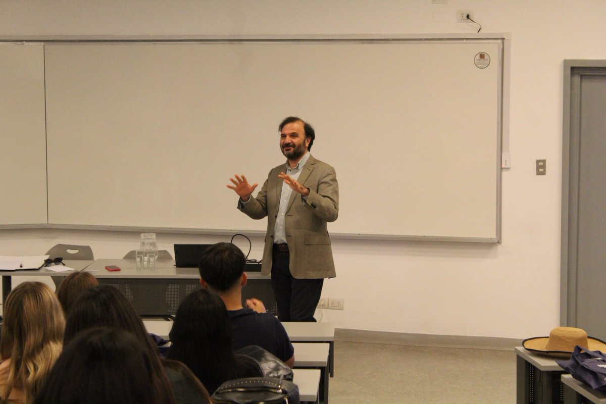 Escuela de Gobierno UC tweet media