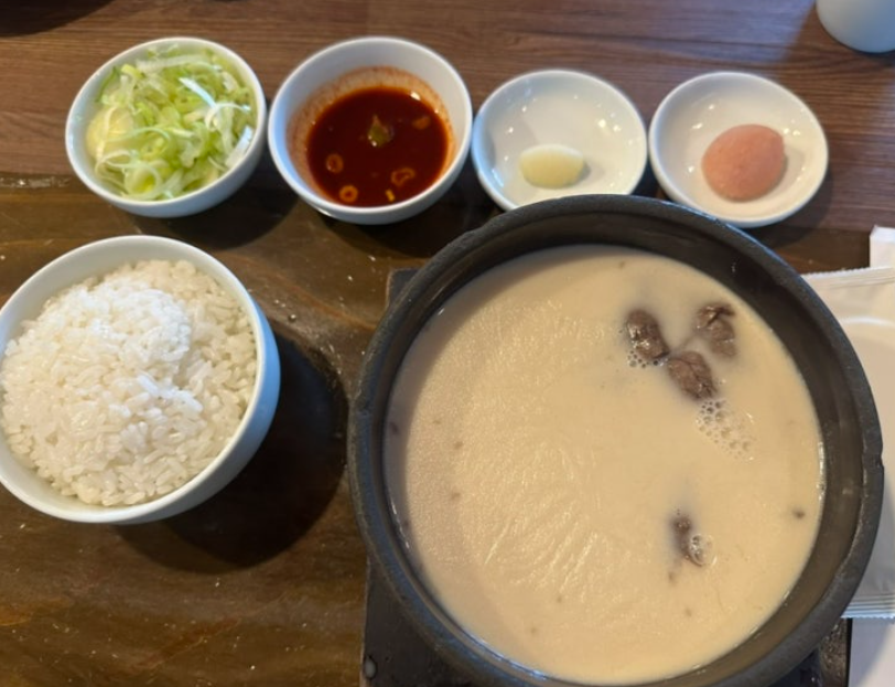SmileEtf's tweet photo. 행님들, 부산 와서 술 오지게 드셨습니까? 그럼 다음 날 아침은 무조건 해운대 마린시티 거대곰탕 으로 가입시더. 🥣

일단 메뉴판을 딱 보면 이름이 농후하고 더 진한 뽀얀 곰탕 인데, 처음엔 누가 장난쳐놓은 줄 알았습니다 ㅋㅋㅋ

 한 그릇에 23,000원이라서  국밥이 뭐 이래 비싸노? 하고 흠칫하실 수 있습니다. 

근데 한 숟갈 뜨는 순간 그 돈이 하나도 안 아깝습니다! 한우 차돌양지랑 사골을 푹 고아내서 국물이 진짜 뽀얗고 진한데, 신기하게 텁텁하지 않고 깔끔하게 떨어집니다. 

마시자마자 속이 확 풀리는 게 해장으로 진짜 미쳤습니다. 😎

여기서 ★진짜 중요 포인트★
파랑 무즙 넣고 절반쯤 드시다가, 반찬으로 나오는 명란젓 을 국물에 싹 풀어보십쇼. 감칠맛이 미친 듯이 올라가서 그릇째 들고 마시게 됩니다. (여기에 김치까지 얹어 먹으면 극락 가서 김치 리필 무조건 함)

💡 행님들을 위한 방문 꿀팁:
✅ 웨이팅 빡세니까 출발할 때 무조건 캐치테이블 앱으로 원격 줄서기 하십쇼.

✅ 대기 걸어놓고 바로 앞 동백섬 산책 한 바퀴 하고 오면 소화도 되고 타이밍 딱 맞습니다.

✅ 건물 지하주차장 있어서 주차 스트레스 제로! 부모님 모시고 가기 딱 좋습니다.

이번 주말, 든든~하게 곰탕 한 그릇 때리러 가시죠!

행님들 가즈아아 진짜 짱이야~~
#부산맛집 #해운대맛집 #거대곰탕 #해장국끝판왕 #농후하고더진한뽀얀곰탕 #명란젓이킥 #해운대해장 #동백섬맛집