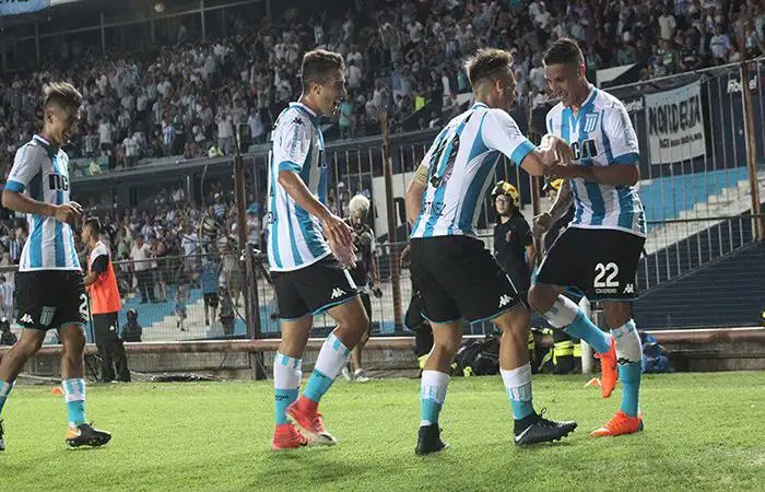 🗓 4/3/2018, Racing le ganó 2 - 1 a Vélez Sarsfield en el Perón, con goles de L. Martínez y Centurión (Fecha 18 de Superliga Argentina 2017/18).
<a href="/768903/">Xardain⭐⭐⭐</a> <a href="/pomelo_10/">Fabi Codevilla🎙⚽️🥊🏎</a> <a href="/carlosakd53/">Carlos Gonzalez</a> <a href="/litotrabes/">LITO TRABES</a> <a href="/ReySerWal/">Sergio W. Aguirre</a> <a href="/sergiocareca7/">sergio luccisano</a> <a href="/albertogiacumbo/">alberto giacumbo</a> <a href="/bevilacqua_dany/">Dhb</a> <a href="/hugormartin/">Hugo Martin</a> <a href="/GalloPipino/">El Puma Metal 🤘🤘🤘☠️☠️☠️</a>