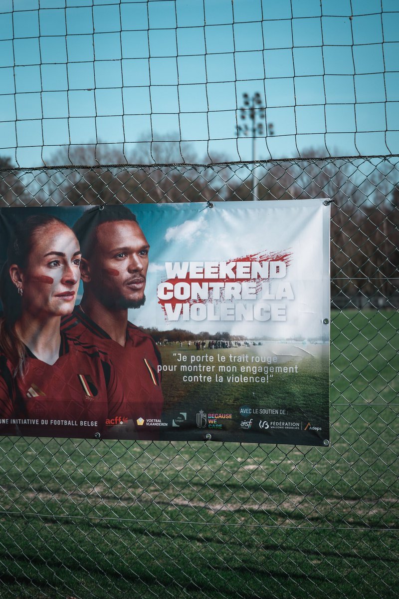 SL16_FC's tweet photo. Cette année encore, le Standard s'unira à l'ensemble du football belge et prendra part au week-end national contre la violence. Les 7 et 8 mars, nos équipes porteront le #TraitRouge, symbole d’un football fondé sur le respect, le fair-play et la sécurité pour toutes et tous. 🔴 https://t.co/8pMHUi8p2M