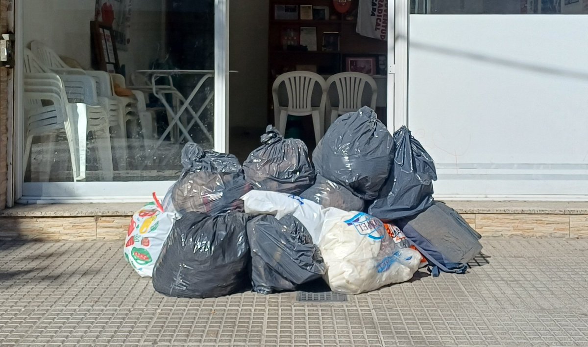 Hoy entregamos las donaciones de ropa en la Parroquia San Francisco de Asis en Villa Soldati 📍
¡Gracias a todxs los vecinos de la Comuna 8 que nos acercaron sus prendas este mes!