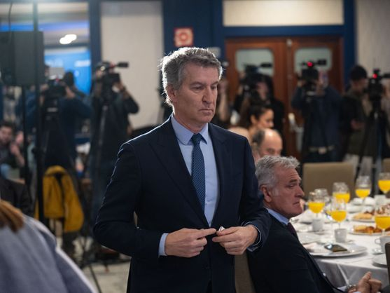 JRCR_1949's tweet photo. Feijóo debe estar esperando que la moción de cesura a Sánchez se la planteen Donald Trump y Elon Musk.
Ellos ya hacen lo que pueden... haga usted algo de una puñetera vez. https://t.co/L3KvliBjfr