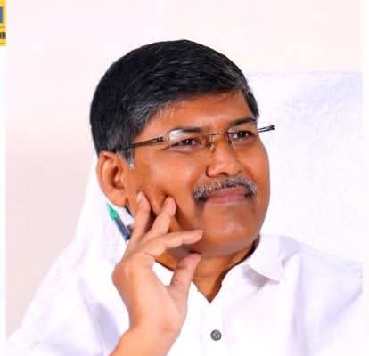 IndiaMadiga's tweet photo. ప్రొఫెసర్ కాశీం భాయ్ గారూ,
ఇన్నాళ్లు ఎస్సీ వర్గీకరణకు మంద కృష్ణన్నే నాయకుడు, మాదిగలకు భవిష్యత్తు అన్నారు.
ఇప్పుడేమో ప్రభుత్వ పంచన చేరి దండోరా ఉద్యమానికే వ్యతిరేకంగా మాట్లాడటం ఎందుకు?
స్వజాతిని మరిచిపోవడం మేధావితనం కాదు.
#MRPS #MadigaDandora #SCClassification https://t.co/Fm57yZAPsj
