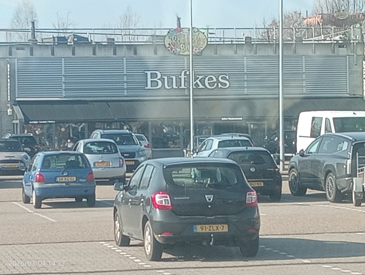 Ad___boemerang's tweet photo. Uiteraard geen Milek te zien, overigens ook onbekend bij het personeel. https://t.co/6FTk6yhOS0