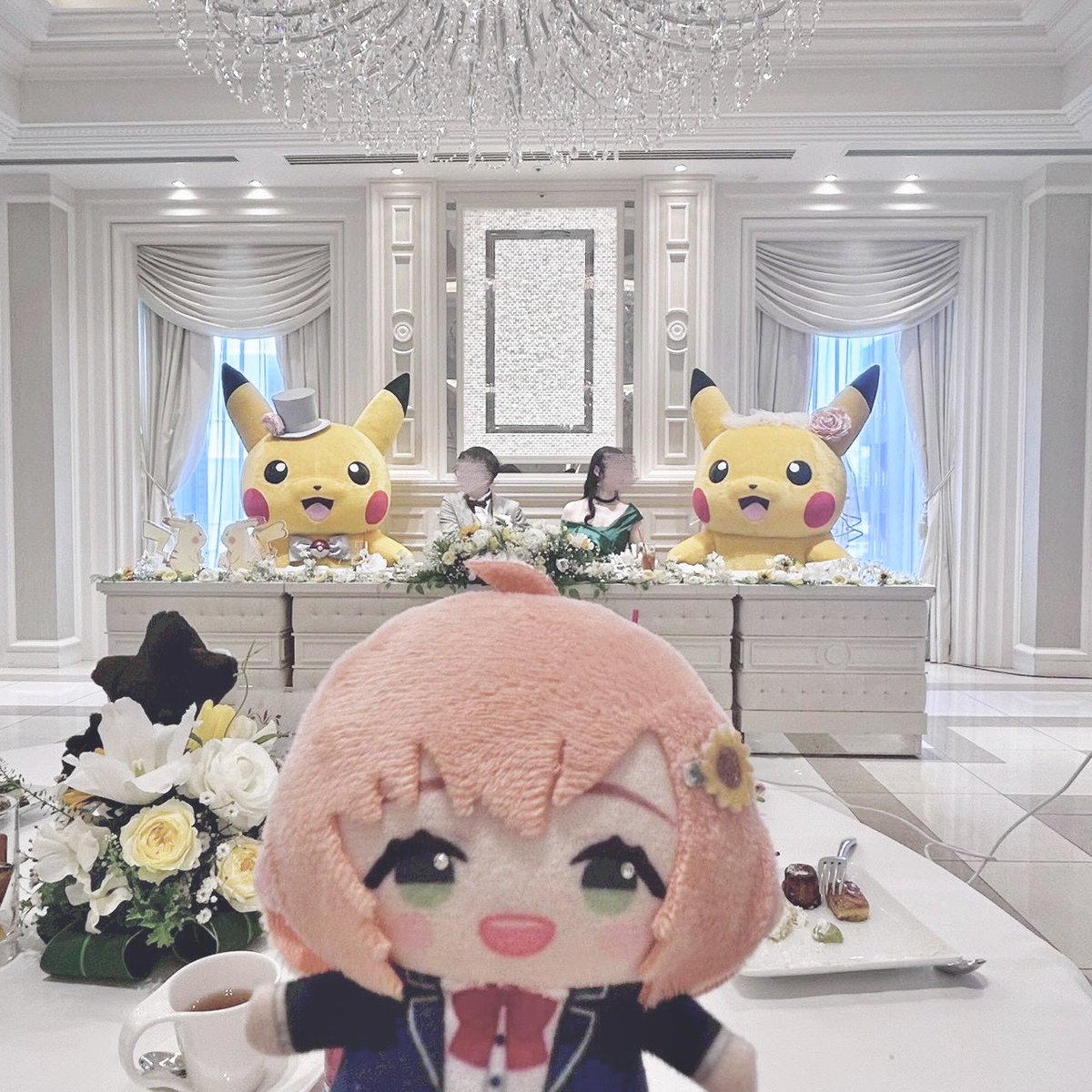 where_0222's tweet photo. 結婚式したよ！ひまちゃんにも参列してもらった🙂‍↕️💛
季節外れだから小ぶりになっちゃったんだけど、ひまわりも飾りに使ってもらえて大満足🌻 #みてみてひまち https://t.co/H58141L4Af