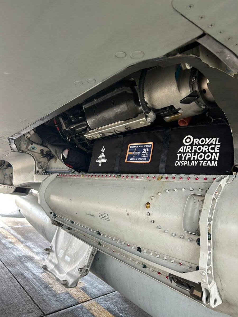 Roberto_yeager's tweet image. Y por esto mola Twitter... perdón X. Me entero ahora que bajo el cañón de 27mm, el #Eurofighter #EF2000 #Typhoon tiene un compartimento para poder transportar efectos personales del piloto