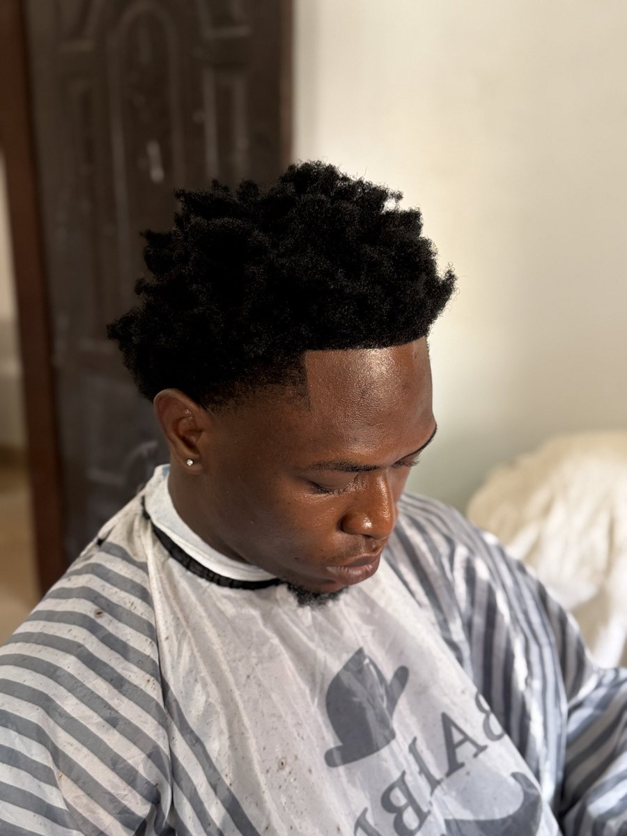 ShelbysFade's tweet image. Never you underestimate the power of a good haircut 💫💈✂️

#cleanfade #barberlife