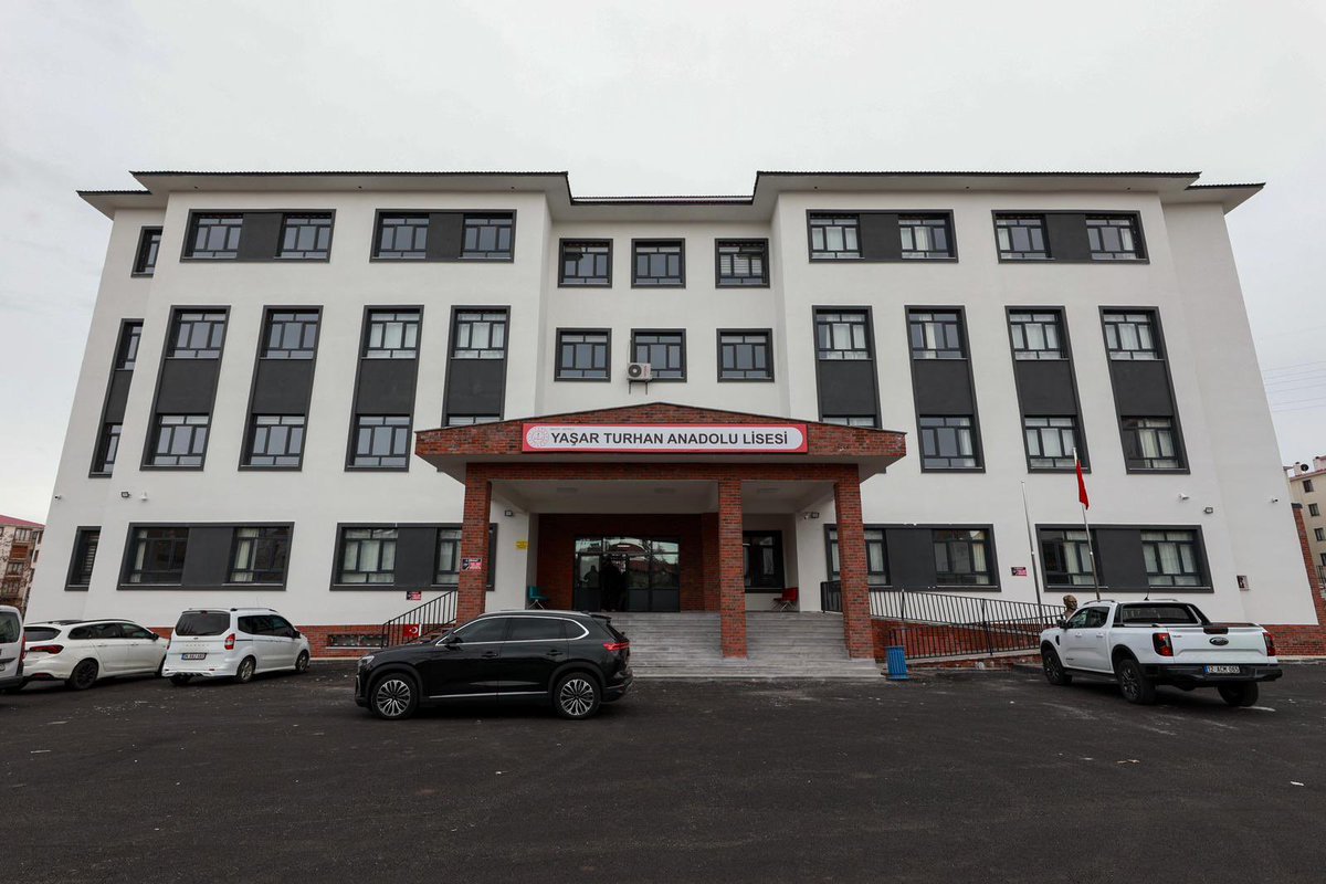 bingolvaliligi's tweet photo. Valimiz Sayın Cahit Çelik, yapımı büyük ölçüde tamamlanan Yaşar Turhan Anadolu Lisesi ile Şükriye Turhan Anadolu İmam Hatip Lisesi binalarını ziyaret ederek yürütülen çalışmaları yerinde inceledi.

Okul alanlarında detaylı incelemelerde bulunan Vali Çelik, fiziki gerçekleşme durumu, donanım çalışmaları ve çevre düzenlemesine ilişkin yetkililerden bilgi aldı. Derslikler, idari bölümler, sosyal alanlar ve ortak kullanım alanlarını tek tek gezen Vali Çelik, eğitim yatırımlarının yalnızca bina yapımıyla sınırlı olmadığını; aynı zamanda öğrencilerimizin daha nitelikli, güvenli ve modern ortamlarda eğitim almasını hedeflediğini ifade etti.

Eğitim altyapısının güçlendirilmesine yönelik yatırımların kararlılıkla sürdüğünü vurgulayan Vali Çelik, okulların en kısa sürede eksiksiz şekilde tamamlanarak öğrencilerimizin hizmetine sunulacağını belirtti.

@celikcahit 
#BingölValiliği