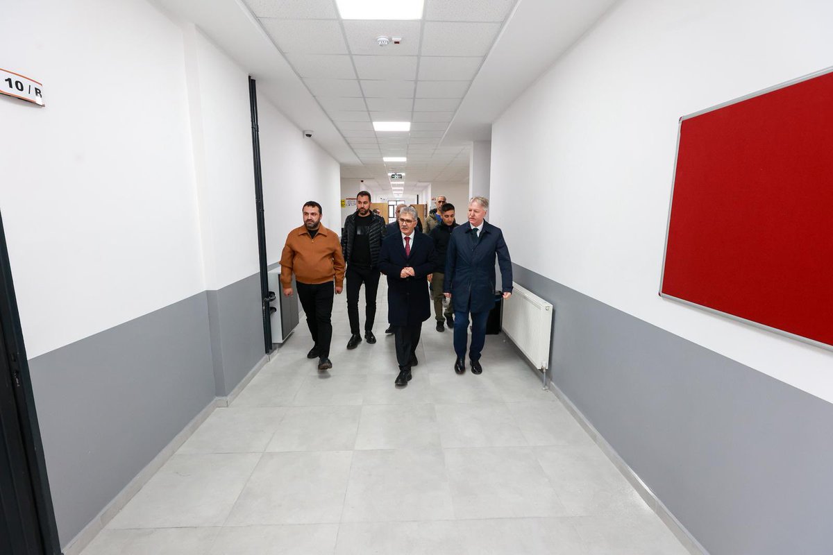 bingolvaliligi's tweet photo. Valimiz Sayın Cahit Çelik, yapımı büyük ölçüde tamamlanan Yaşar Turhan Anadolu Lisesi ile Şükriye Turhan Anadolu İmam Hatip Lisesi binalarını ziyaret ederek yürütülen çalışmaları yerinde inceledi.

Okul alanlarında detaylı incelemelerde bulunan Vali Çelik, fiziki gerçekleşme durumu, donanım çalışmaları ve çevre düzenlemesine ilişkin yetkililerden bilgi aldı. Derslikler, idari bölümler, sosyal alanlar ve ortak kullanım alanlarını tek tek gezen Vali Çelik, eğitim yatırımlarının yalnızca bina yapımıyla sınırlı olmadığını; aynı zamanda öğrencilerimizin daha nitelikli, güvenli ve modern ortamlarda eğitim almasını hedeflediğini ifade etti.

Eğitim altyapısının güçlendirilmesine yönelik yatırımların kararlılıkla sürdüğünü vurgulayan Vali Çelik, okulların en kısa sürede eksiksiz şekilde tamamlanarak öğrencilerimizin hizmetine sunulacağını belirtti.

@celikcahit 
#BingölValiliği