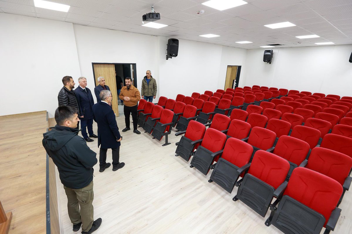 bingolvaliligi's tweet photo. Valimiz Sayın Cahit Çelik, yapımı büyük ölçüde tamamlanan Yaşar Turhan Anadolu Lisesi ile Şükriye Turhan Anadolu İmam Hatip Lisesi binalarını ziyaret ederek yürütülen çalışmaları yerinde inceledi.

Okul alanlarında detaylı incelemelerde bulunan Vali Çelik, fiziki gerçekleşme durumu, donanım çalışmaları ve çevre düzenlemesine ilişkin yetkililerden bilgi aldı. Derslikler, idari bölümler, sosyal alanlar ve ortak kullanım alanlarını tek tek gezen Vali Çelik, eğitim yatırımlarının yalnızca bina yapımıyla sınırlı olmadığını; aynı zamanda öğrencilerimizin daha nitelikli, güvenli ve modern ortamlarda eğitim almasını hedeflediğini ifade etti.

Eğitim altyapısının güçlendirilmesine yönelik yatırımların kararlılıkla sürdüğünü vurgulayan Vali Çelik, okulların en kısa sürede eksiksiz şekilde tamamlanarak öğrencilerimizin hizmetine sunulacağını belirtti.

@celikcahit 
#BingölValiliği