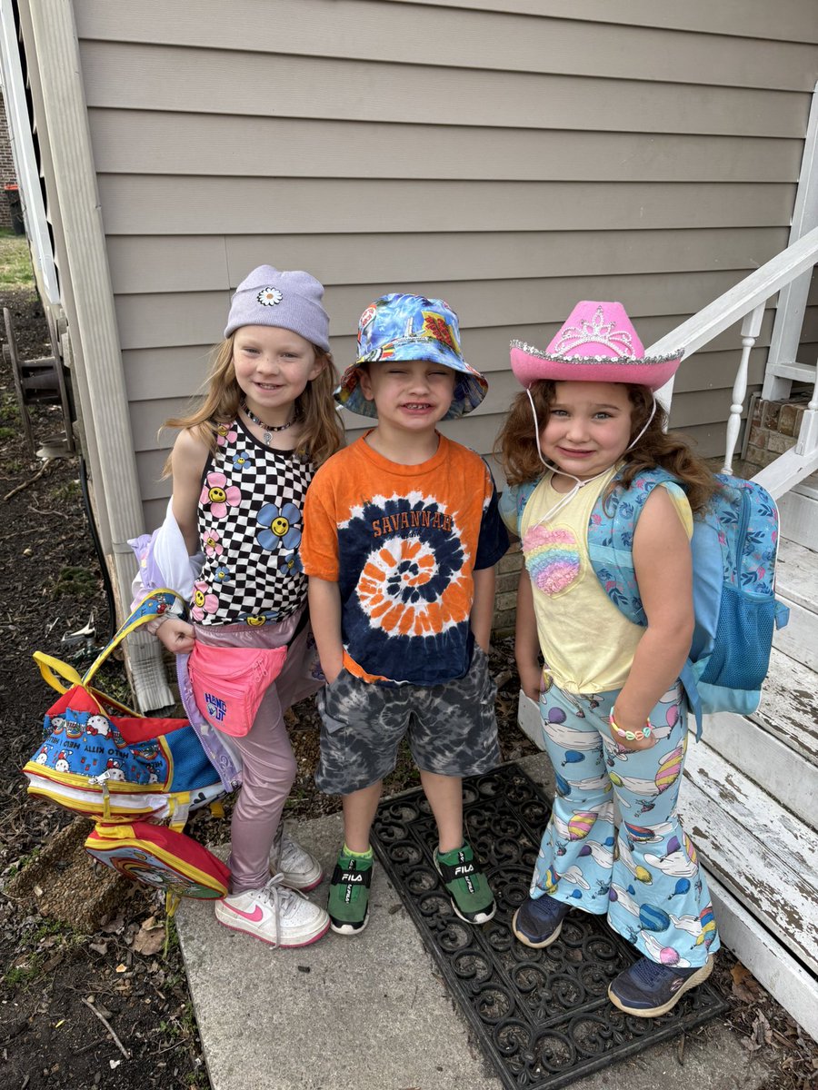 Shamara_Myers's tweet image. Groovy Day for Read Across America Week! ☮️🌸🌼📚  
#ReadAcrossAmerica #Groovy