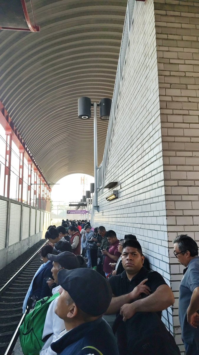 JoseRa187's tweet photo. @MetroCDMX Y la línea A cuando, tenemos 10 minutos esperando tren y no pasa, en la estación los reyes https://t.co/AN3aYACWhx
