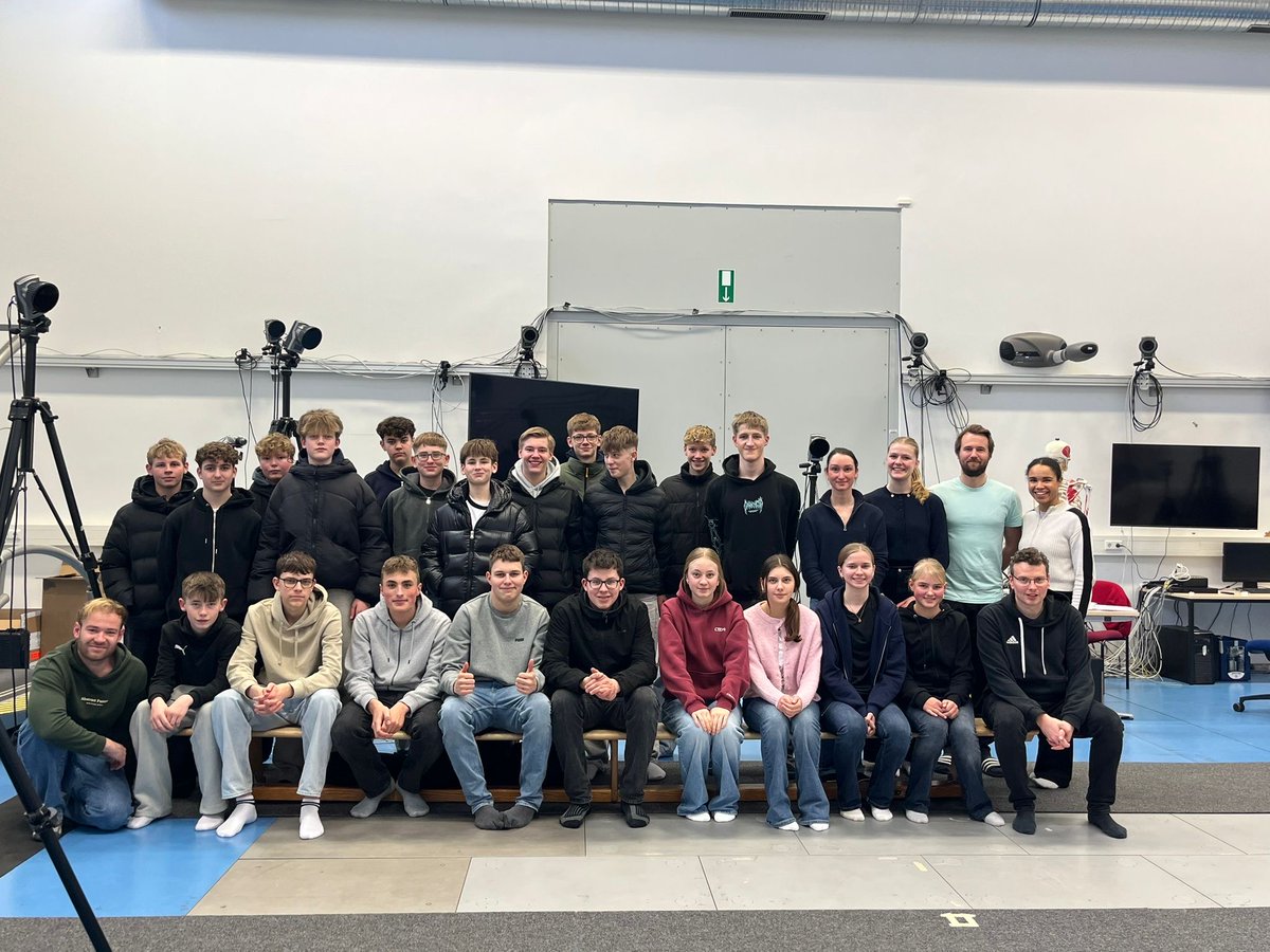 MovementWagner's tweet photo. Our #OpenLab hosted the annual “sport science meets school” project with M.Ed. students and 9th graders from Hopsten. Together they explored #sportscience, comparing #squatjump and #countermovementjump dynamics and their impact on jump height. A great experience for everyone! https://t.co/zm3hXseRTW