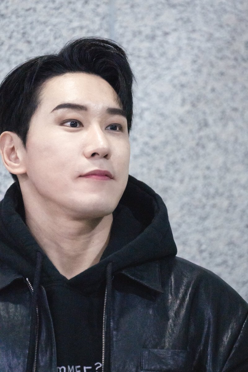 20260301 
보니앤클라이드 
#조형균 막공 싸인퇴근길

조형균 속쌍커풀 ㅈㄴ 좋아함