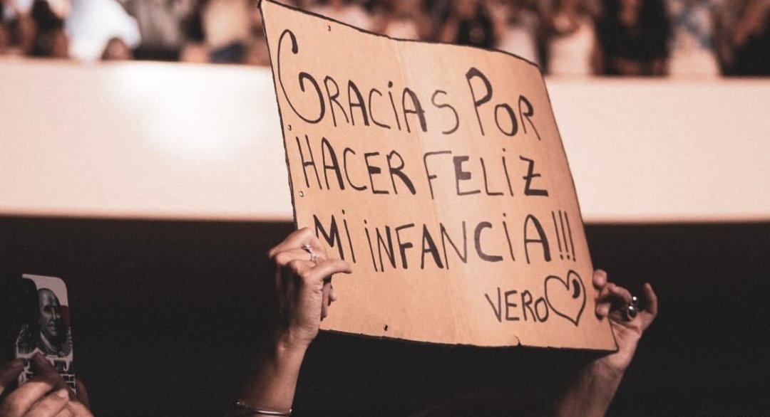 Teampimpinelape's tweet photo. Es muy lindo apreciar la dedicación que le coloca cada fan a su carteles en las presentaciones de Pimpinela 👏.
¿Qué colocarías tú en un cartel? 
#pimpinela https://t.co/Yu6sjwdvzP