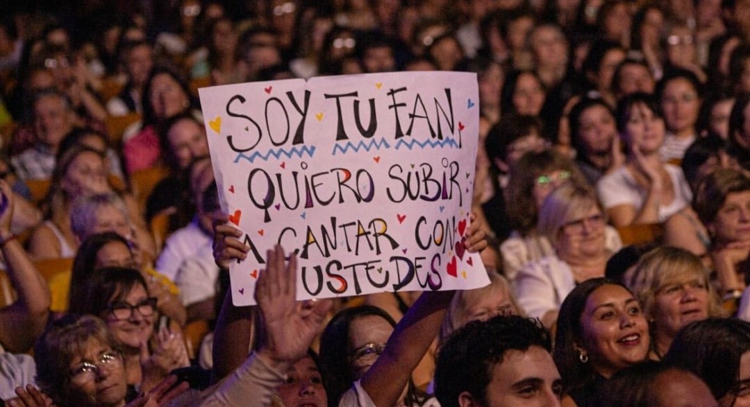 Teampimpinelape's tweet photo. Es muy lindo apreciar la dedicación que le coloca cada fan a su carteles en las presentaciones de Pimpinela 👏.
¿Qué colocarías tú en un cartel? 
#pimpinela https://t.co/Yu6sjwdvzP
