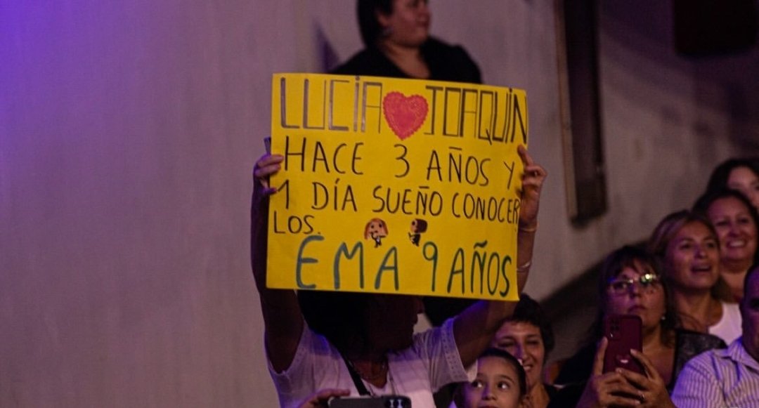 Es muy lindo apreciar la dedicación que le coloca cada fan a su carteles en las presentaciones de Pimpinela 👏.
¿Qué colocarías tú en un cartel? 
#pimpinela