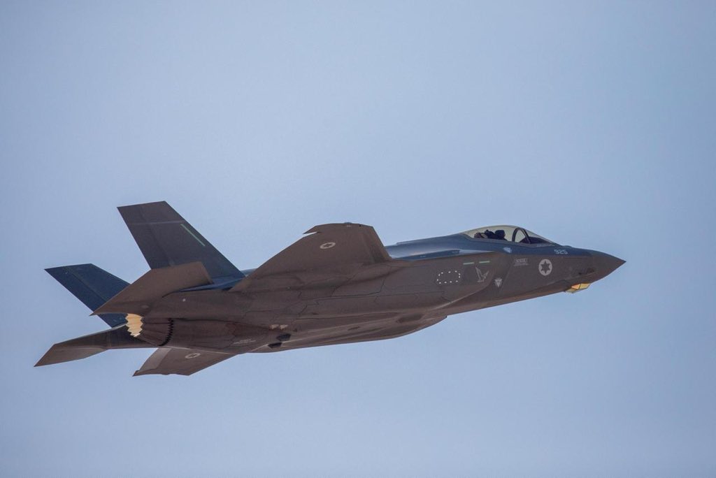 IsraelVive1948's tweet photo. Histórico y emocionante
Un avión Adir (F35I) de la Fuerza Aérea Israelí derribó hace un rato un caza iraní (YAK-130) sobre el cielo de Teherán.
Esta es la primera vez en el mundo que un caza tripulado es derribado por un F-35.
En su regreso a Israel el piloto fue contactado por el comandante de la Fuerza Aérea Israelí, general Tomer Bar, quien los felicitó, le dijo que estaban todos muy orgullosos , que vuelva seguro, que descanse que la ya está prevista la próxima misión
Este hecho y esta comunicación es el ejército de israel bien descripto, solo orgullo por todos ellos ❤️🇮🇱