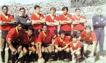 AntonioUbilla1's tweet photo. EL 4 marzo 1971 se funda el club Deportivo Cuenca, mediante la sesión celebrada en febrero de 1971 en el “Salón de la Ciudad” de la Municipalidad de Cuenca, ahora llamada Alcaldía de Cuenca, se hizo realidad el proyecto y nació el Club Deportivo Cuenca. Un mes más tarde, se fundó la Asociación de Fútbol del Azuay (AFA).  Como club se tomaron las primeras decisiones: el uniforme sería rojo y amarillo con una camiseta a rayas verticales. El primer director técnico fue Carlos Alberto Raffo (exjugador del Club Sport Emelec), los primeros futbolistas extranjeros contratados fueron Rodolfo Piazza, los paraguayos Gerardo Laterza y Luis Martínez.  #EquiposEcuatorianos
@DCuencaOficial
#DeportivoCuenca