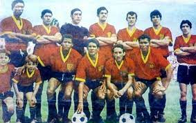AntonioUbilla1's tweet photo. EL 4 marzo 1971 se funda el club Deportivo Cuenca, mediante la sesión celebrada en febrero de 1971 en el “Salón de la Ciudad” de la Municipalidad de Cuenca, ahora llamada Alcaldía de Cuenca, se hizo realidad el proyecto y nació el Club Deportivo Cuenca. Un mes más tarde, se fundó la Asociación de Fútbol del Azuay (AFA).  Como club se tomaron las primeras decisiones: el uniforme sería rojo y amarillo con una camiseta a rayas verticales. El primer director técnico fue Carlos Alberto Raffo (exjugador del Club Sport Emelec), los primeros futbolistas extranjeros contratados fueron Rodolfo Piazza, los paraguayos Gerardo Laterza y Luis Martínez.  #EquiposEcuatorianos
@DCuencaOficial
#DeportivoCuenca