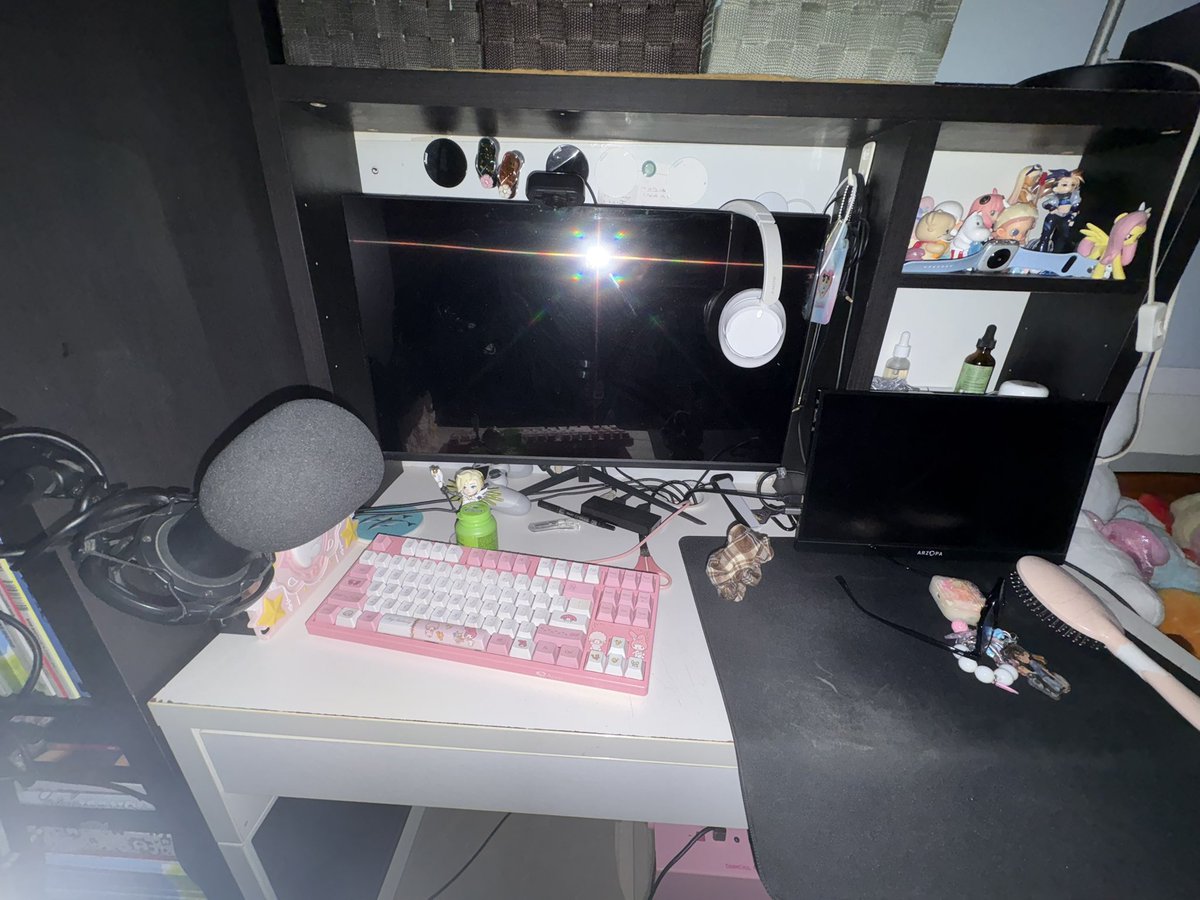 jellymisuu's tweet image. last look at my setup..... will probably ship it all when i feel comfortable enough in the US #GOODBYE