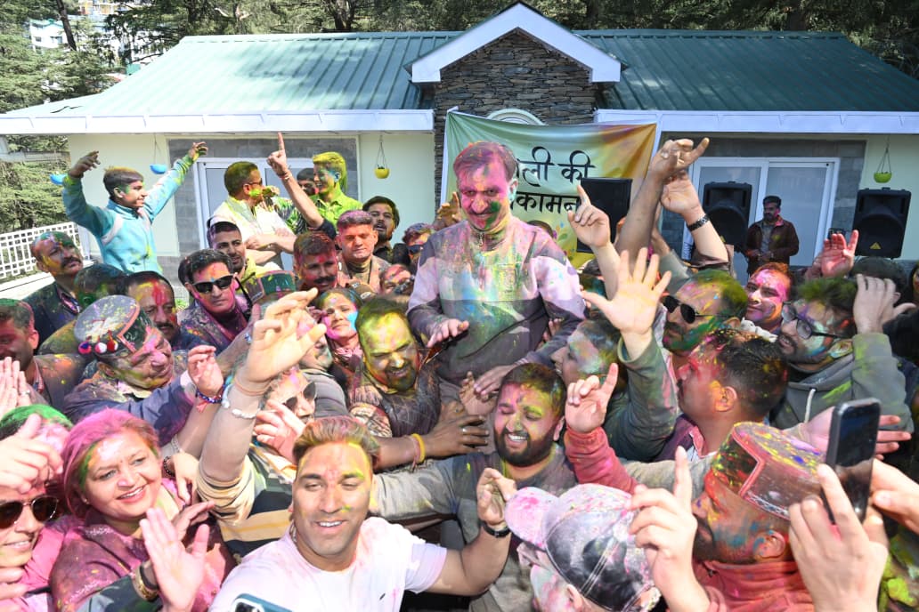 आज ओक ओवर में प्रदेश भर से आए भाइयों, बहनों एवं युवा साथियों के साथ होली उत्सव बड़े ही हर्षोल्लास, आत्मीयता और उत्साह के साथ मनाया।

हमारे प्रदेश का सामाजिक ताना-बाना और अधिक सुदृढ़ हो, स्नेह एवं सौहार्द के रंग जन-जन के जीवन में निरंतर खिलते रहें, यही मेरी कामना है।

पुनः होली की