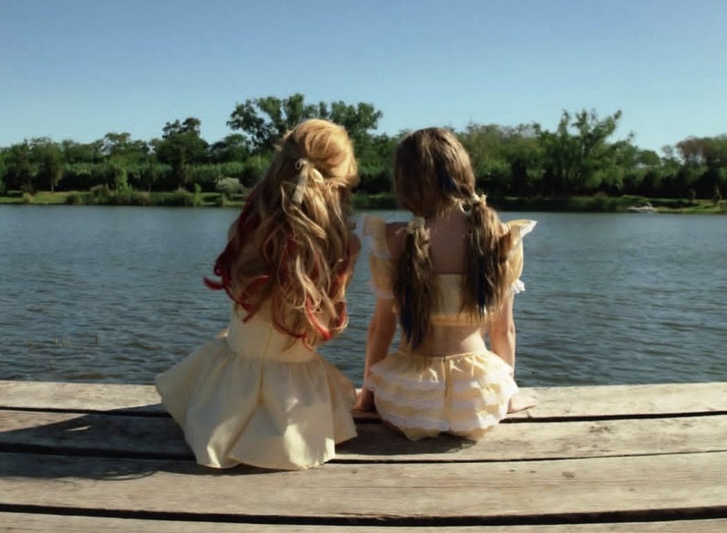 jackienatlt's tweet photo. AU TAUNETTE

Donde Tau, con el corazón hecho pedazos después de una ruptura, se refugia en la única cosa que nunca la traicionó: la música. 

O 

Donde Lily, cantante y bailarina, ve por azar del destino un vídeo, una chica desconocida cantando sobre un amor perdido. https://t.co/3pYBQlWbWD