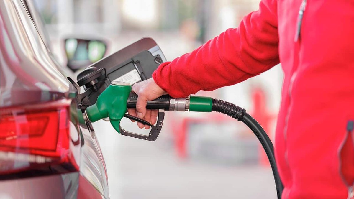 ⛽ Top 20 Countries with the Cheapest Gasoline (Estimated 2026)

1.  🇱🇾 Libya — ~$0.024–0.028 / L
2. 🇮🇷 Iran — ~$0.029 / L
3. 🇻🇪 Venezuela — ~$0.035 / L
4. 🇦🇴 Angola — ~$0.327 / L
5. 🇰🇼 Kuwait — ~$0.341 / L
6. 🇩🇿 Algeria — ~$0.355–0.37 / L
7. 🇪🇬 Egypt — ~$0.44 / L
8. 🇹🇲