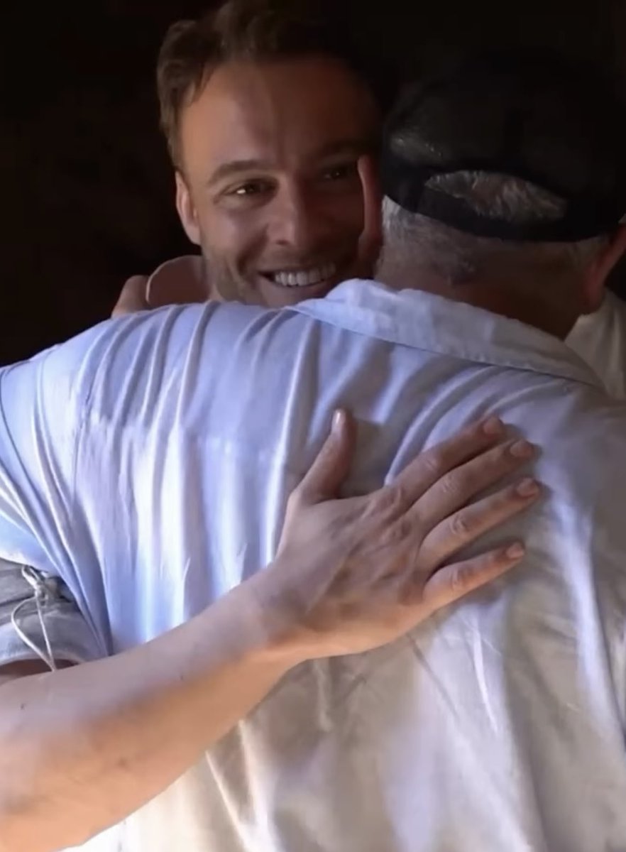 <a href="/_b_meli/">🌸 𖥻 𝗠𝗲𝗹𝗶 ! ꨄ ₊🫧</a> Provo sempre (imperterrita 😂) a cominciare la giornata con il sorriso…talvolta (raramente 🙏) vedo così nero che mi domando cosa ho da ridere tutti gli altri giorni 🤭🤣 poi guardo una foto di Kerem e riesco a dimenticare la mia brutta giornata 🤗
Ti abbraccio ❤️
#KeremBürsin