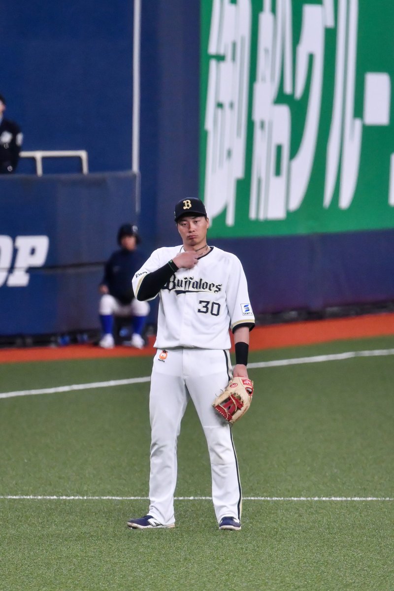 む〜ってしてるけど、ぴょんぴょんするからネックレスもズレるし