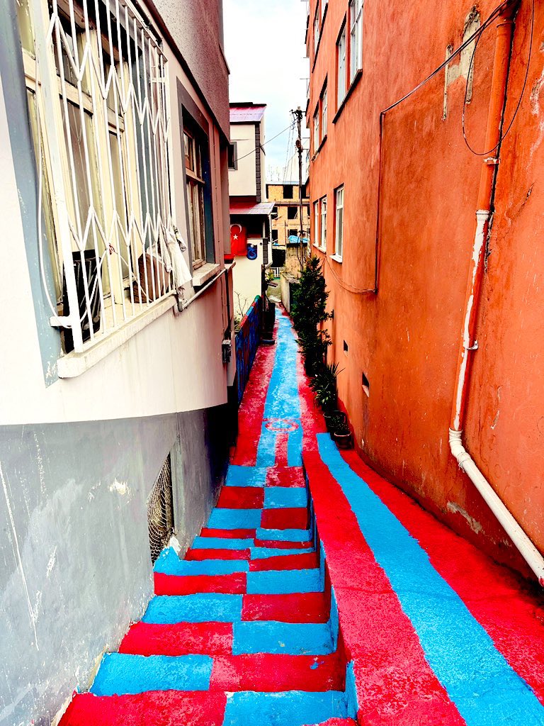 Gel bizim sokak çok sade zaten hemen bulursun demişimdir. 
O sırada bizim sokak: