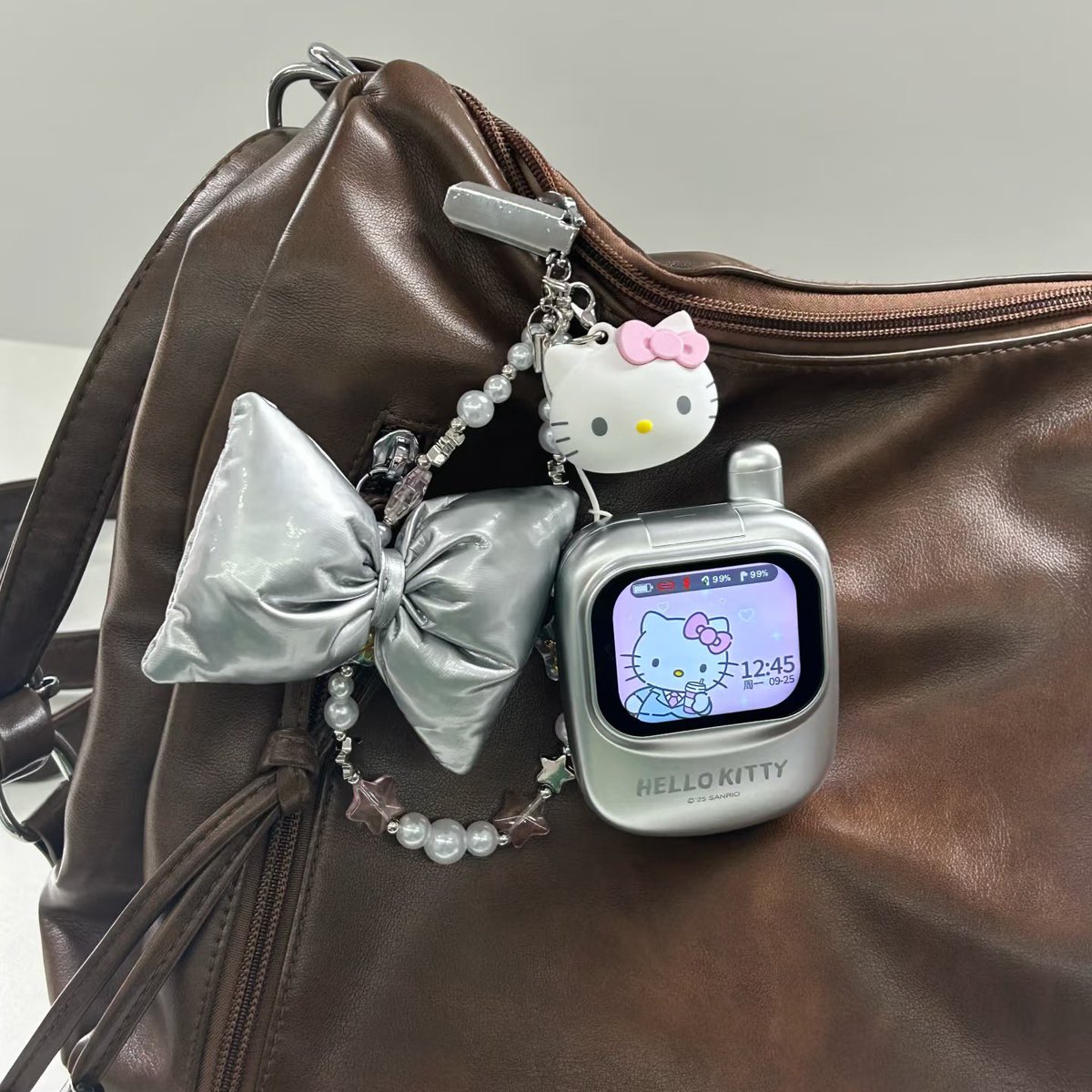 สิ่งนี้น่ารักมาก 🎧🎀 เป็นหูฟังที่เครื่องเชื่อมต่อกับมือถือได้ กดเล่นเพลงคล้ายๆ mp3 ได้เลย ลิขสิทธิแท้ hello kitty ด้วยย