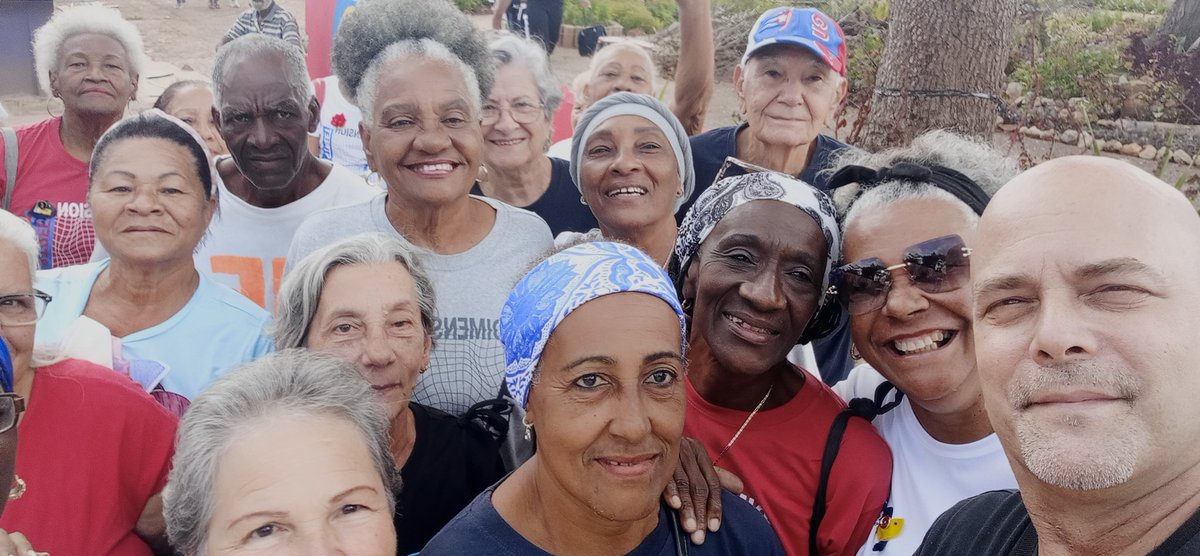 GHNordelo5's tweet photo. Estamos con "Las muchachitas del Wajay" (el Círculo de Abuelos "Juan Manuel Márquez") que forman parte de un hermoso proyecto en esa comunidad. #Cuba #CDRCuba #SomosDelBarrio #CubaVencerá https://t.co/mWrvBELfwm