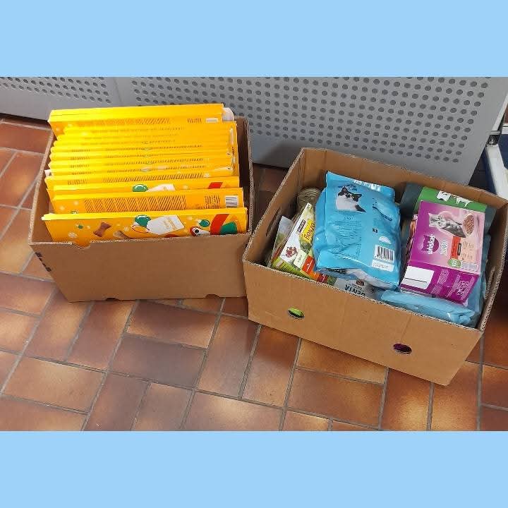 Wat een heerlijk weer, iedereen (mens en dier) geniet hiervan.
Er wordt ook genoten van de donaties voer,lekkers en benodigdheden. 
Dank jullie wel hiervoor 
@Picnic 
<a href="/StichtingMoHuKa/">Stichting MoHuKa</a> 
Inzamelpunt <a href="/DierenDokters/">DierenDokters</a> Utrecht 
Dierenliefhebbers 🐾🐾